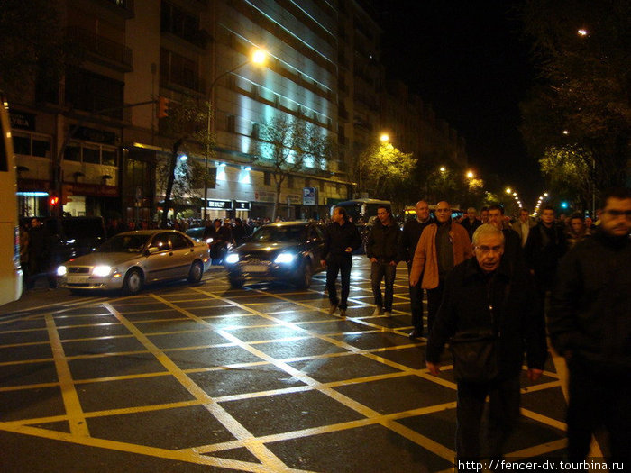 После игры люди не стесняясь идут по проезжей части Барселона, Испания