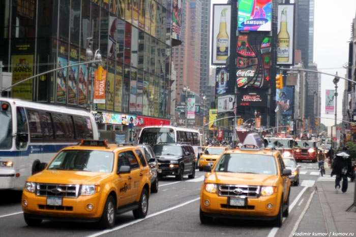 Жёлтые такси на Times Square Нью-Йорк, CША