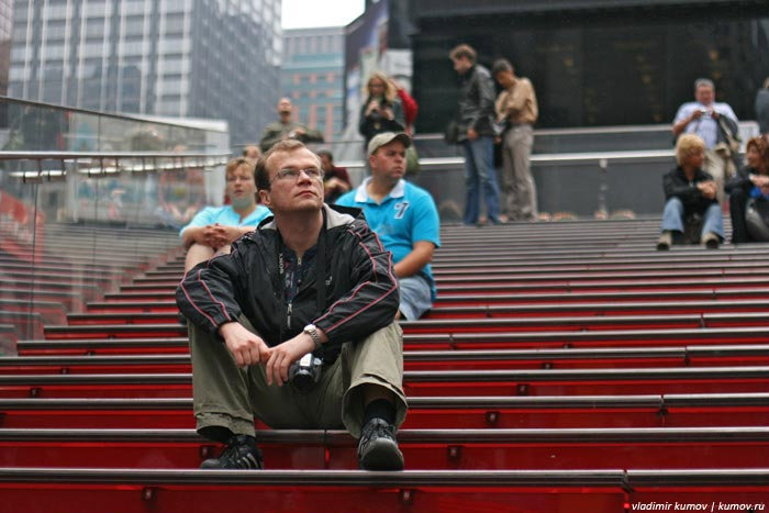 Красная лестница на Times Square Нью-Йорк, CША