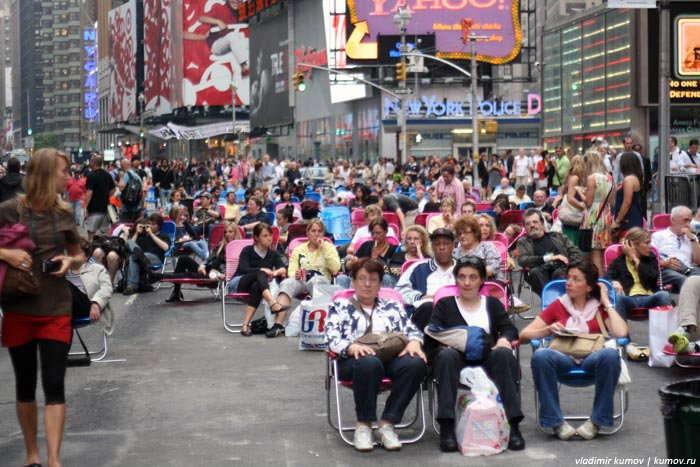 В конце мая 2009 года площадь сделали пешеходной зоной. Теперь здесь сотни раскладных стульев и лежаков, для пришедших смотреть на мигающую рекламу. Нью-Йорк, CША