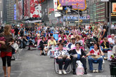 В конце мая 2009 года площадь сделали пешеходной зоной. Теперь здесь сотни раскладных стульев и лежаков, для пришедших смотреть на мигающую рекламу.