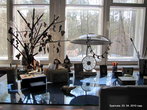Настольная лампа, часы, рукотворное Чудо-дерево, подаренное московскими школьниками, фигурки, присланные из далекой Японии...