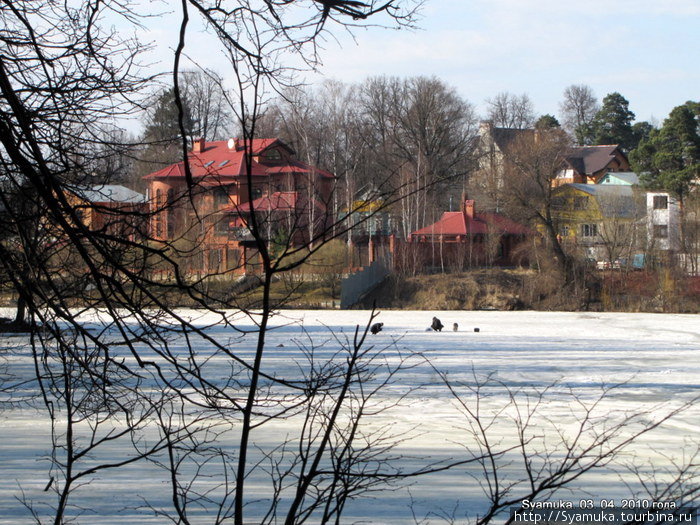Хотя и апрель, а пруды еще лежат во льдах. Москва и Московская область, Россия