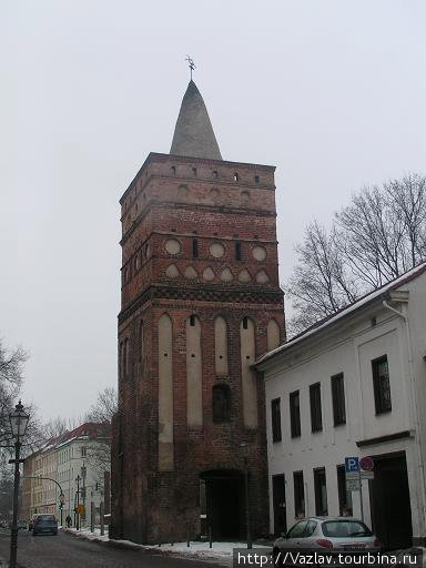 Башня теперь встроена в городскую жизнь Бранденбург, Германия
