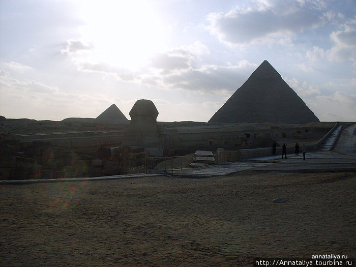 Сфинкс на фоне пирамид и солнца Гиза, Египет