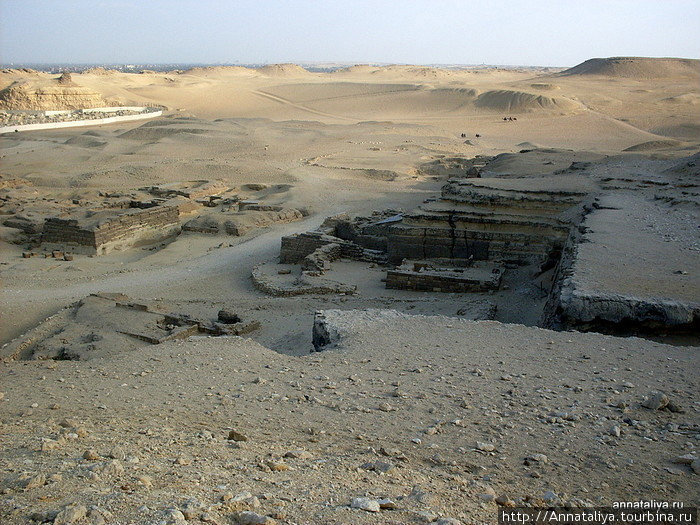 Территория, где стоят пирамиды огорожена забором. Попробуйте его найти. Гиза, Египет