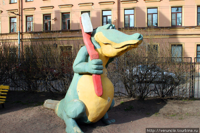 Крокодил живет на Бармалеева 32. Санкт-Петербург, Россия