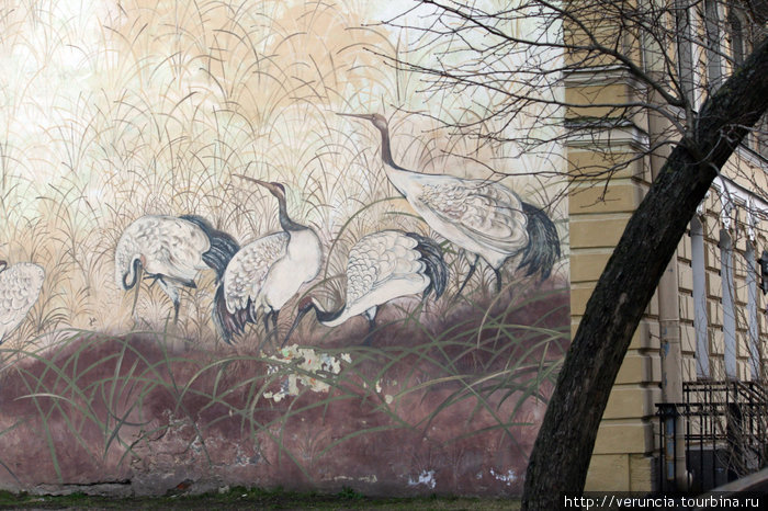 Журавли на стене дома на Бармалеева. Санкт-Петербург, Россия
