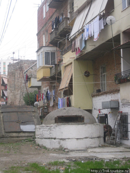 Тихо так стоит во дворике между сушащимся бельем и жарящимися каштанами Албания