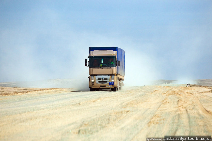 Скоро дорога совсем испортилась, последние километры — это пыль, ямы и застрявшие фуры. Казахстан