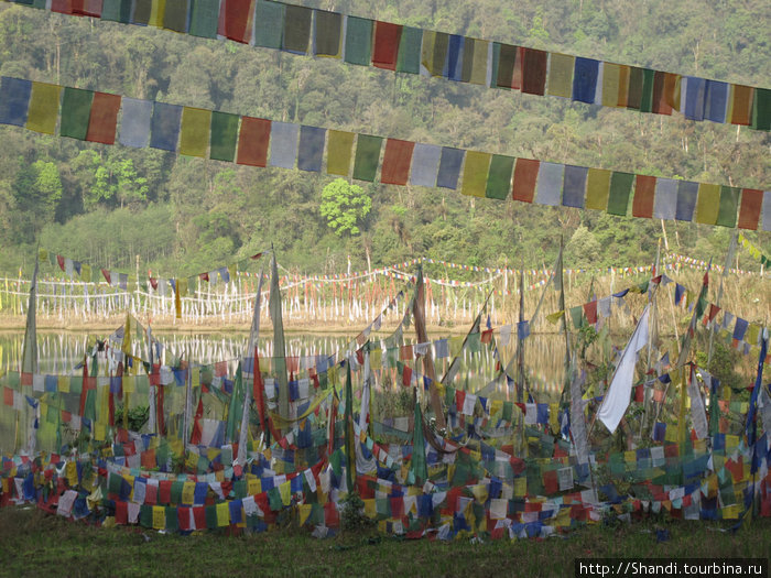 Флаги у озера Штат Сикким, Индия