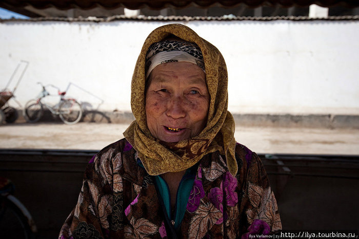 Продавщица. В Узбекистане люди очень странно относятся к камере. Большинство стеснительно отворачиваются, или улыбаются. Видно, что люди не против, но им это непривычно. Агрессивной реакции почти нет. Нукус, Узбекистан