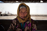 Продавщица. В Узбекистане люди очень странно относятся к камере. Большинство стеснительно отворачиваются, или улыбаются. Видно, что люди не против, но им это непривычно. Агрессивной реакции почти нет.