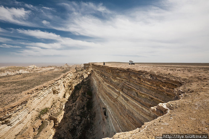 После того как вода Аральского моря ушла, почва начала высыхать и разрушаться, образуя красивые каньоны. Нукус, Узбекистан