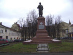 В Рыбинске ведётся реконструкция Красной площади. Первым шагом стала вырубка старых деревьев и кустарников вокруг памятника В.И.Ленину