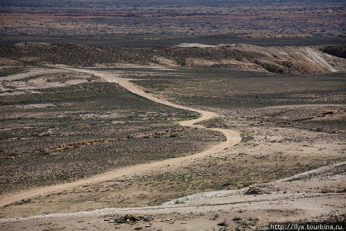 Со стороны Аральского моря плато изрезано сотней грунтовых дорог, проехать по которым можно только на серьёзном внедорожнике. Нукус, Узбекистан