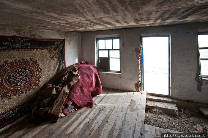 Это маленький домик, который одиноко стоит на обрыве плато, в нем любой желающий может остановиться на ночлег. Внутри есть все необходимое: посуда, печка, одеяла, каран, ковры, дрова, инструменты. Нукус, Узбекистан