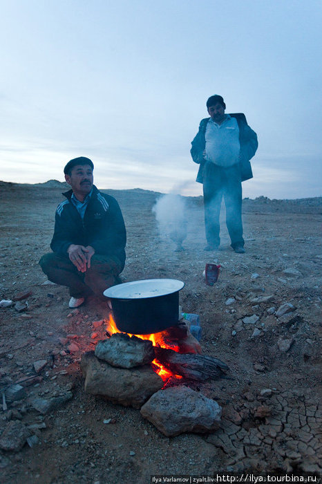Пока мы ставили палатку и гуляли по берегу, наши водители приготовили вкуснейший плов. Нукус, Узбекистан