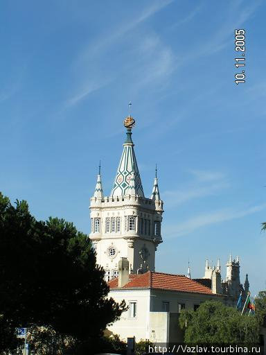 Главная башня доминирует над городом Синтра, Португалия