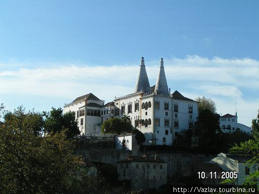 Так дворец смотрится из города Синтра, Португалия