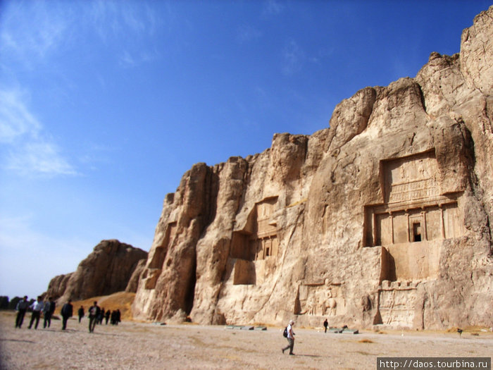 Слева направо — могилы Дария II, Артаксеркса и Дария I Накше-Рустам, Иран