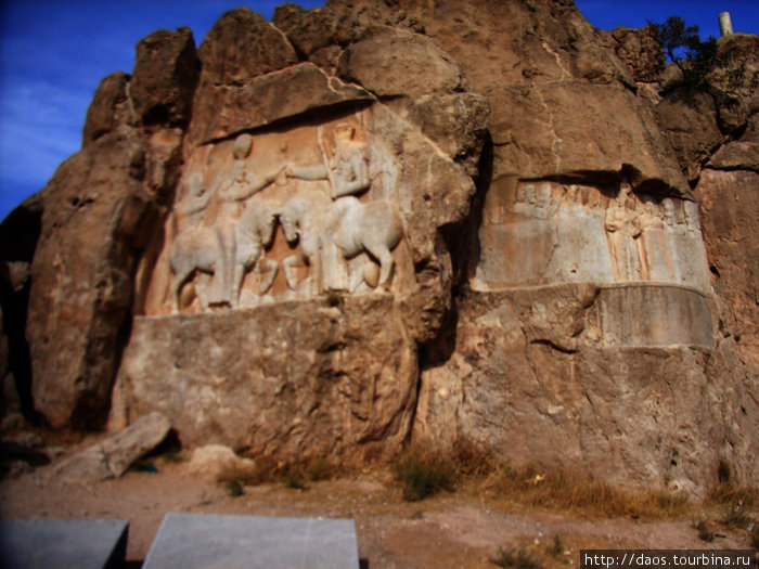 Слева — посвящение Адрашира Накше-Рустам, Иран