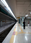 Платформа сеульского метро. Даже линии на полу такие же, как в Токио.