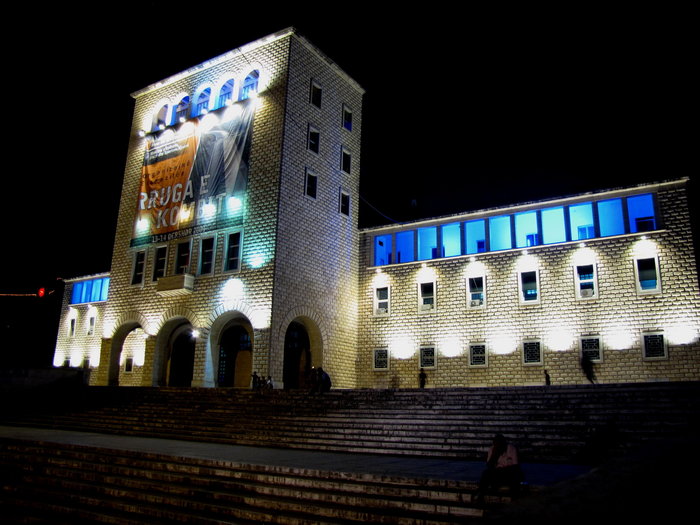Здание тиранского университета / Universiteti i Tiranes