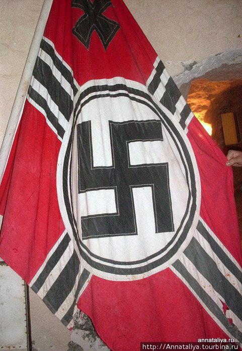 Знамя фашистской Германии в бункере Роммеля Мерса-Матрух, Египет