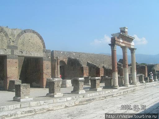 Одна из сторон Форума Помпеи, Италия
