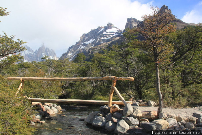 Деревянный мост через горную речку Лос-Гласьярес Национальный парк, Аргентина