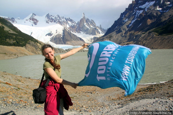 Ирина Протасова с флагом Турбины в аргентинских Андах Лос-Гласьярес Национальный парк, Аргентина