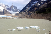 Мини-айсберги откалываются от ледника и дрейфуют по озеру