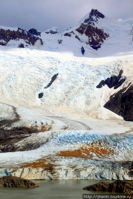 Ледник сползает в горное озеро Лос-Гласьярес Национальный парк, Аргентина