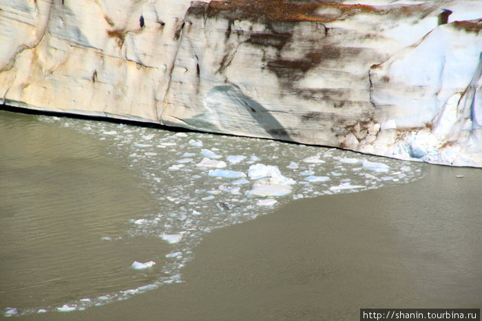 Ледник постепенно разрушается Лос-Гласьярес Национальный парк, Аргентина