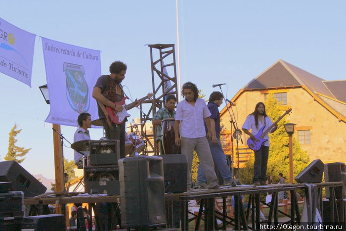 В городе праздник и веселье, музыка гремит на весь город Сан-Карлос-де-Барилоче, Аргентина