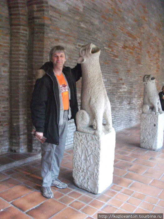 Горгулия и я (скульптура музея августинцев). Тулуза, Франция