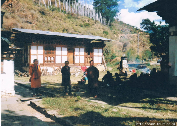 У входа в Кюйчу-Лакханг все ждут королеву-мать Паро, Бутан