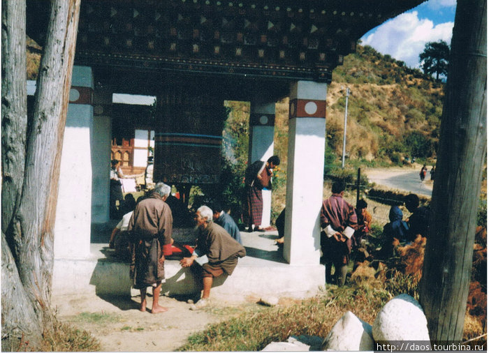 Кюйчу-Лакханг:Старики крутят молитвенные колёса в ожидании прихода королвы-матери Паро, Бутан