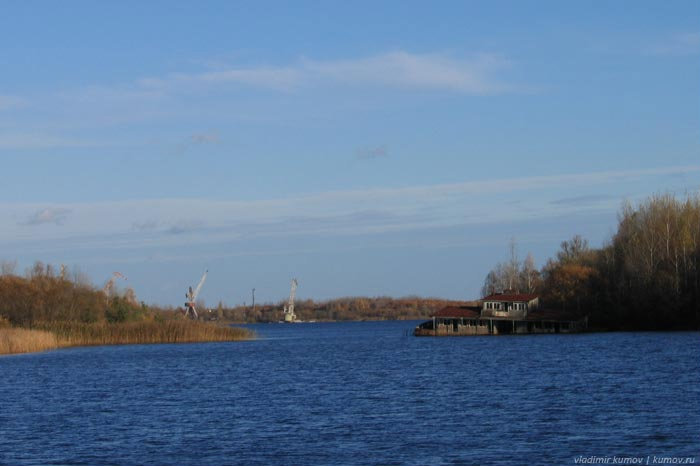 По этой воде были вывезены тонны металлолома, пусть радиоактивного, но ведь, если его сдать, можно получить деньги... Кому тут дело до радиации? Припять, Украина