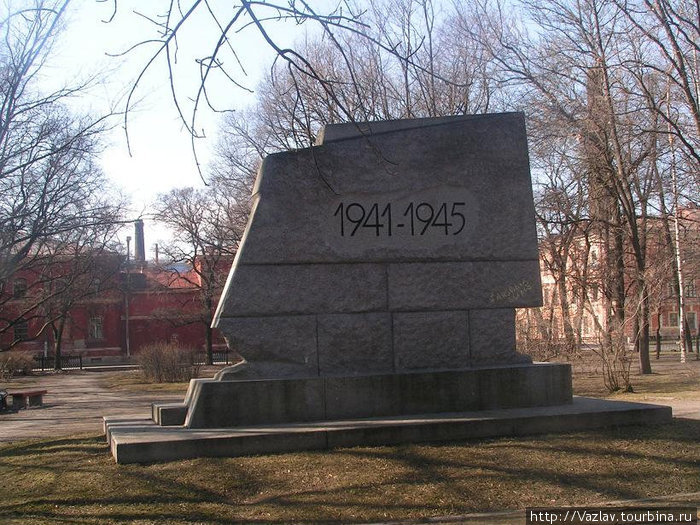 Какая-то сволочь в канун Дня Победы успела памятник испоганить. Да-да, вот там, в правом нижнем углу... Кронштадт, Россия