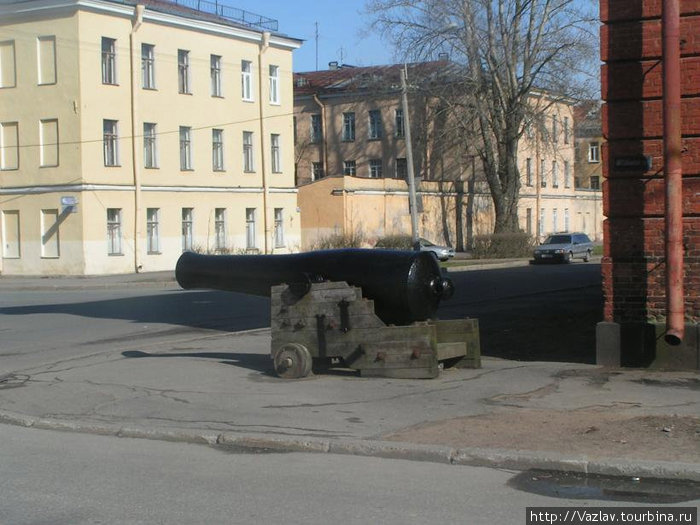 Пушки на перекрёстках встречаются в других городах редко, а тут это привычное дело Кронштадт, Россия