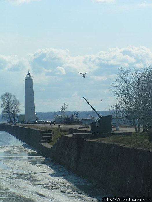 Пушка и маяк Кронштадт, Россия