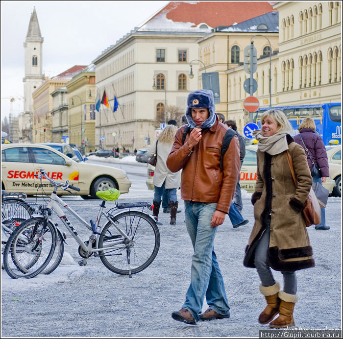 На самом деле, крайне смешно смотреть на иностранцев в ушанках с советскими кокардами. Мюнхен, Германия
