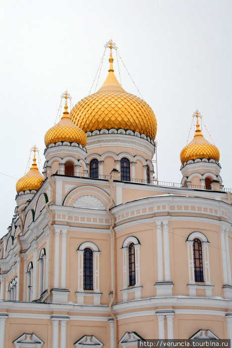 Купола Воскресенского собора.