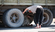 Встретили дальнобойщиков, они меняли колесо. Машина везла камень для постройки дома в Ташкенте. За десятидневный рейс ребята зарабатывают примерно 1000 долларов, из них 700 уходит на ремонт и топливо.