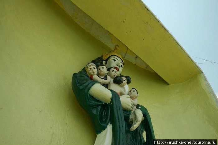 С другой стороны памятника, женщина с детьми. Мне думается, что это символ моря щедро кормящего своих детей, т.е. мьянманцев живущих на берегу. Котонг, Мьянма