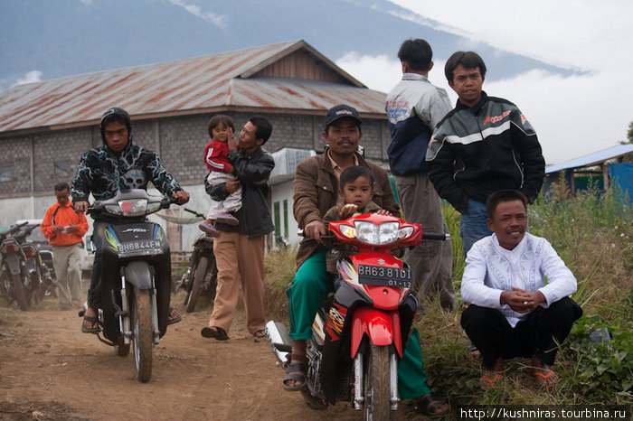 На футбол съезжаются с детьми. Пешком и на мотоциклах. Суматра, Индонезия
