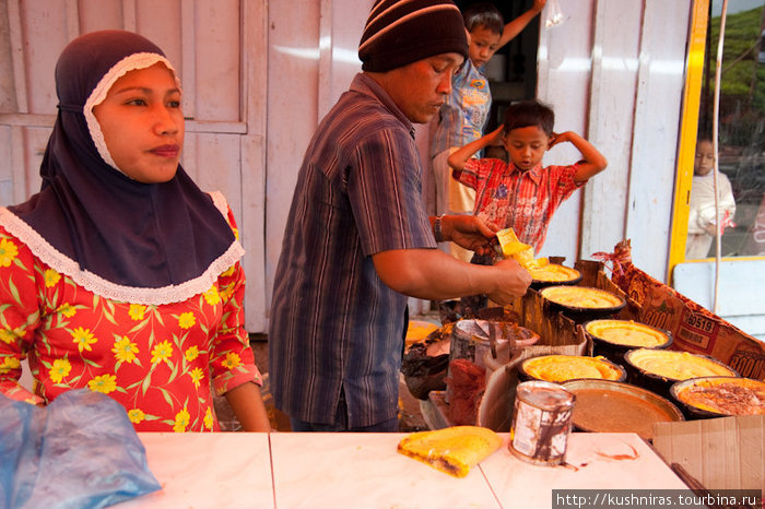 Семейно дело по производству пирогов Муртабак со сладкой кокосовой начинкой Суматра, Индонезия