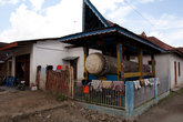 Больной ритуальный барабан в деревне.